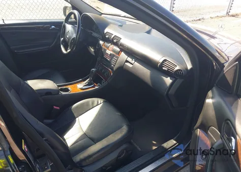 2005 Mercedes-Benz C 240 Luxury 4Matic z USA, uszkodzony, nr VIN WDBRF81J75F716490